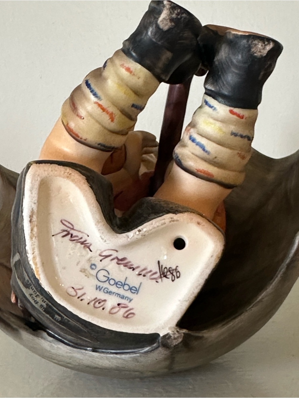 Vintage Goebel Hummel 4.5” Umbrella Boy & Girl ceramic figurines W Germany - Picture 11 of 13